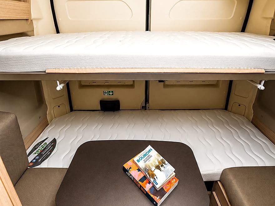 Couchages arrière : lit superposé escamotable au-dessus de la banquette transformée